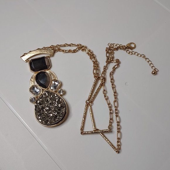 Gold Tone Metal And Plastic Large Pendant Necklace Adjustable 34.5 To 38 Inches - Picture 1 of 11